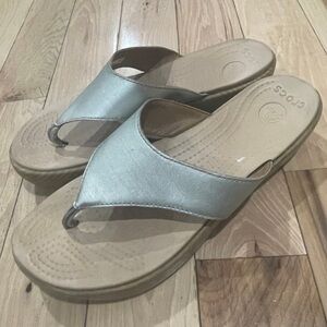 Crocs Crocs Women’s Metallic Wedge Thong Sandals Sz 9